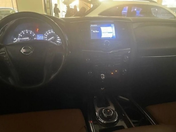 nissan-patrol-se-platinum-40l-2017-gcc-full-option-in-mint-condition-big-8